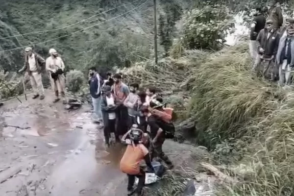 जम्मू कश्मीर के रामबन में बादल फटने से भीषण तबाही, कई घर मलबे में ध्वस्त, 10 लोगों की मौत, कई लापता